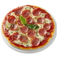 Alle pizza’s worden belegd met tomatensaus en kaas.