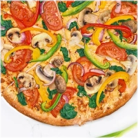 Alle pizza’s worden belegd met tomatensaus en kaas.