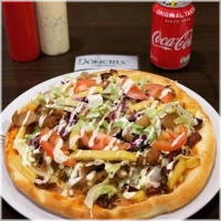 Belegd met tomatensaus, kaas, friet en vlees.