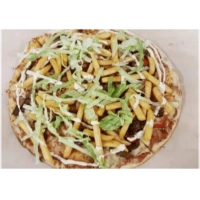 Belegd met tomatensaus, kaas, friet en vlees.