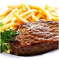 Alle schotels worden geserveerd met friet of rijst, 2x pitabroodjes, sla, ui, tomaat en komkommer.