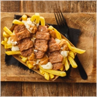 Alle boxen worden geserveerd met friet, vlees, sla, ui, tomaat en komkommer.