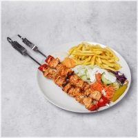 Alle schotels worden geserveerd met friet of rijst, 2x pitabroodjes, sla, ui, tomaat en komkommer.