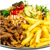 Alle schotels worden geserveerd met friet of rijst, 2x pitabroodjes, sla, ui, tomaat en komkommer.