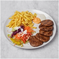 Alle schotels worden geserveerd met friet of rijst, 2x pitabroodjes, sla, ui, tomaat en komkommer.