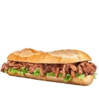 Alle stokbroden worden geserveerd met sla, ui, tomaat en komkommer.