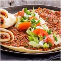 Alle Turkse pizza’s worden geserveerd met sla, ui, komkommer, tomaat en rode kool.