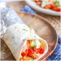 Alle Turkse pizza’s worden geserveerd met sla, ui, komkommer, tomaat en rode kool.