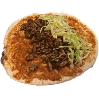 Alle Turkse pizza’s worden geserveerd met sla, ui, komkommer, tomaat en rode kool.