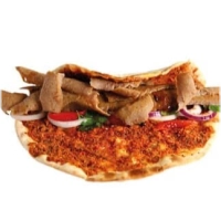Alle Turkse pizza’s worden geserveerd met sla, ui, komkommer, tomaat en rode kool.