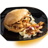 Alle broodjes worden standaard geserveerd met vlees, sla, ui, tomaat, komkommer en rode kool.