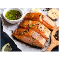 Alle visgerechten worden geserveerd met salade en brood.