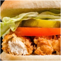 Alle broodjes worden standaard geserveerd met vlees, sla, ui, tomaat, komkommer en rode kool.