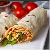 Alle durums worden standaard geserveerd met vlees, sla, ui, tomaat, komkommer en rode kool.