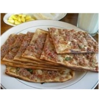 Geserveerd met lams/kalfsgehakt en geroosterde groenten.