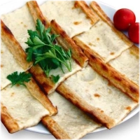 Geserveerd met lams/kalfsgehakt en geroosterde groenten.