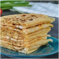 Traditioneel Turks platbrood, vers bereid.