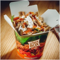 Alle boxen worden geserveerd met friet, vlees, sla, ui, tomaat en komkommer.