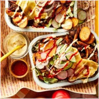 Alle kapsalons worden geserveerd met friet, vlees, kaas, sla, ui, komkommer, tomaat en rode kool.