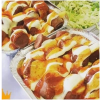 Alle kapsalons worden geserveerd met friet, vlees, kaas, sla, ui, komkommer, tomaat en rode kool.