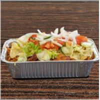 Alle kapsalons worden geserveerd met friet, vlees, kaas, sla, ui, komkommer, tomaat en rode kool.