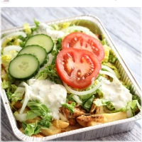 Alle kapsalons worden geserveerd met friet, vlees, kaas, sla, ui, komkommer, tomaat en rode kool.