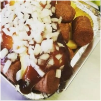 Alle boxen worden geserveerd met friet, vlees, sla, ui, tomaat en komkommer.