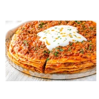 Traditionele Turkse dumplings met yoghurt- en tomatensaus.