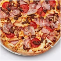 Alle pizza’s worden belegd met tomatensaus en kaas.