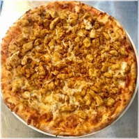 Alle pizza’s worden belegd met tomatensaus en kaas.