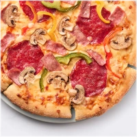 Alle pizza’s worden belegd met tomatensaus en kaas.