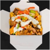 Alle boxen worden geserveerd met friet, vlees, sla, ui, tomaat en komkommer.